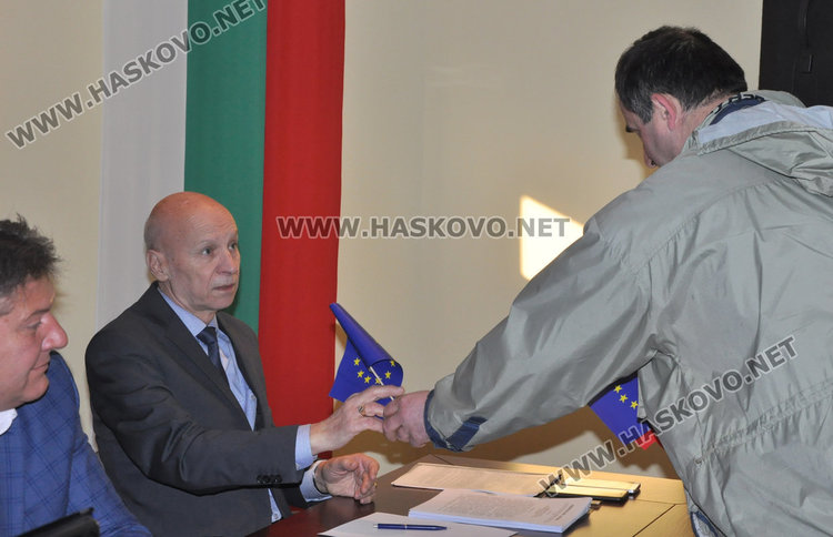 Европейски флагчета за управата в знак на протест от жителите на ул. "Пещера"