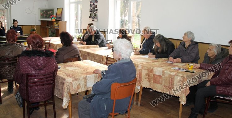 Как да се предпазят възрастните хора от ало-измамници, информира местното полицейско РУ