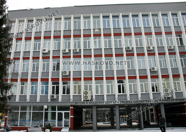 Изхвърча част от покрива на Младежкия център в Димитровград, има и течове в сградата