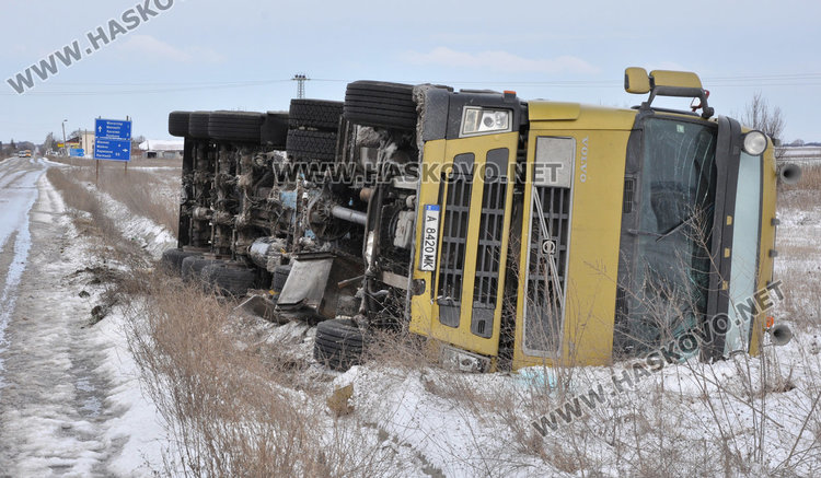 Камион се обърна на заледен път край с Манастир