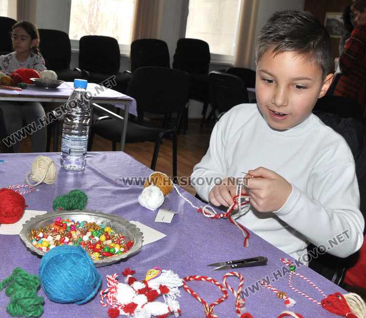 Традиционни и модерни  мартенички изработват днес децата в Регионалния музей на Хасково.