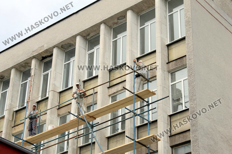 Изхвърча част от покрива на Младежкия център в Димитровград, има и течове в сградата