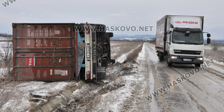 Камион се обърна на заледен път край с Манастир