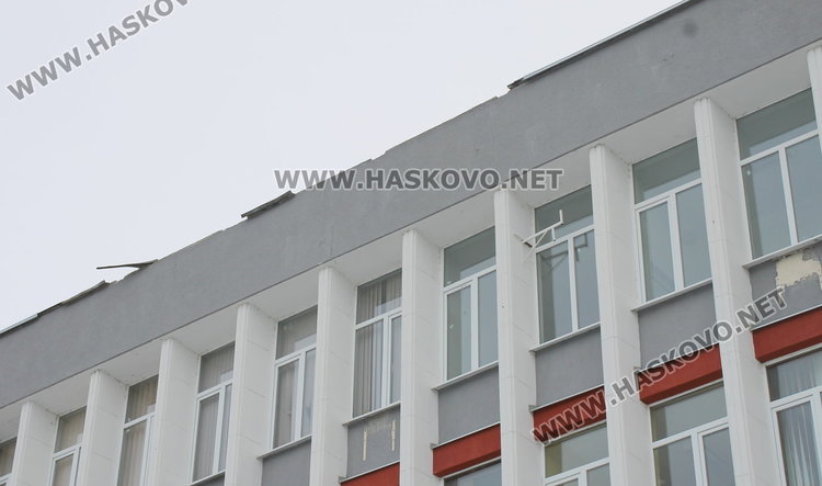 Изхвърча част от покрива на Младежкия център в Димитровград, има и течове в сградата