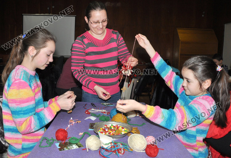 Традиционни и модерни  мартенички изработват днес децата в Регионалния музей на Хасково.