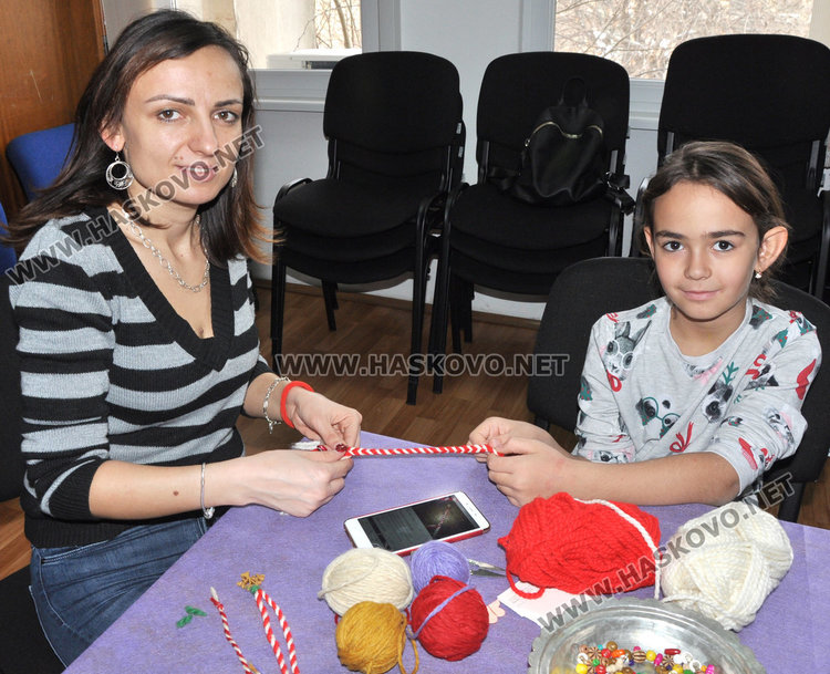 Традиционни и модерни  мартенички изработват днес децата в Регионалния музей на Хасково.