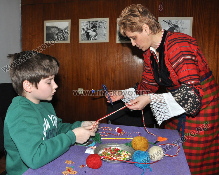 Традиционни и модерни  мартенички изработват днес децата в Регионалния музей на Хасково.