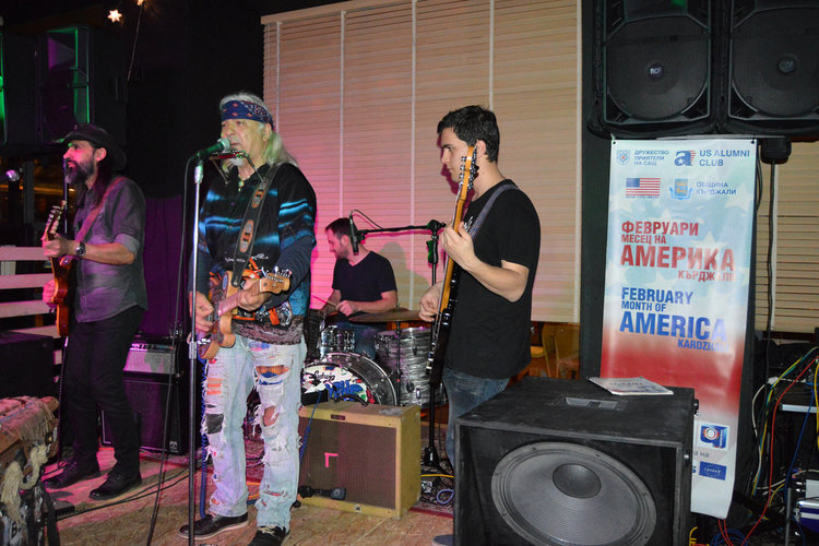 Гореща вечер за приятелите на САЩ в Кърджали с Васко Кръпката