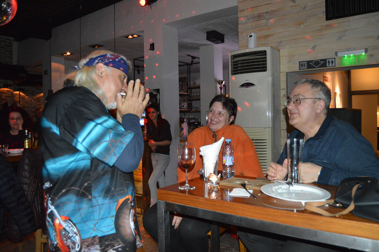 Гореща вечер за приятелите на САЩ в Кърджали с Васко Кръпката