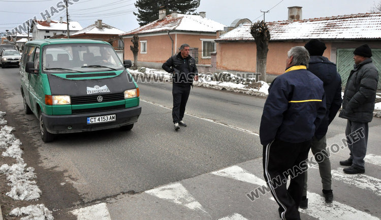 Блокираха пътя за "Маказа", в Конуш искат асфалт на улиците и вода