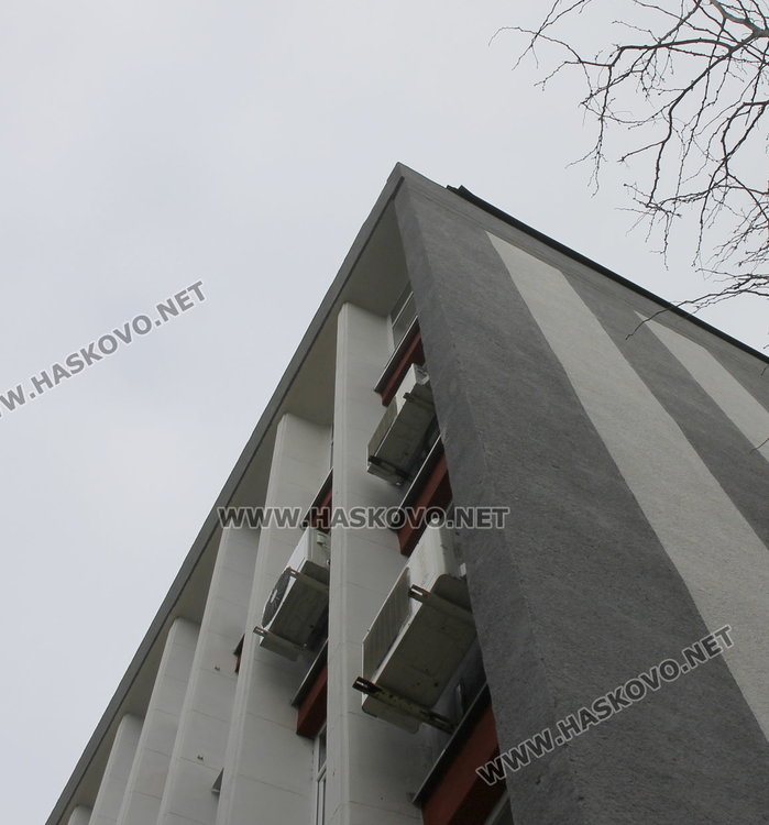 Премахнаха опасната метална обшивка от покрива на ОПДМЦ