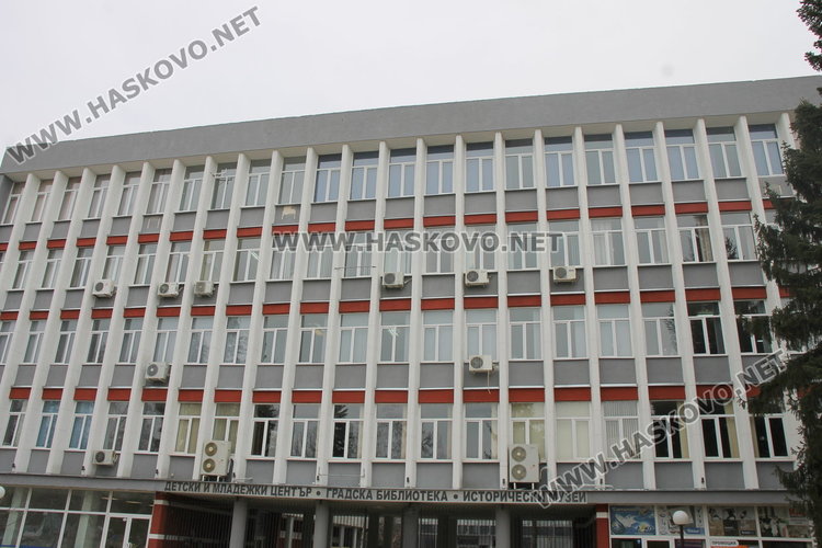 Премахнаха опасната метална обшивка от покрива на ОПДМЦ