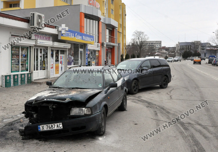 Ауди пламна пред магазин в Хасково