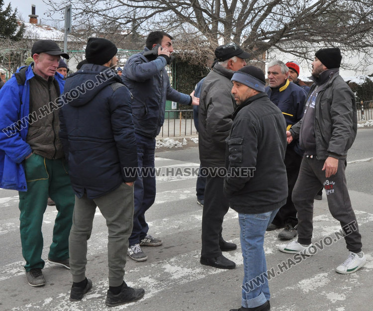 Блокираха пътя за "Маказа", в Конуш искат асфалт на улиците и вода