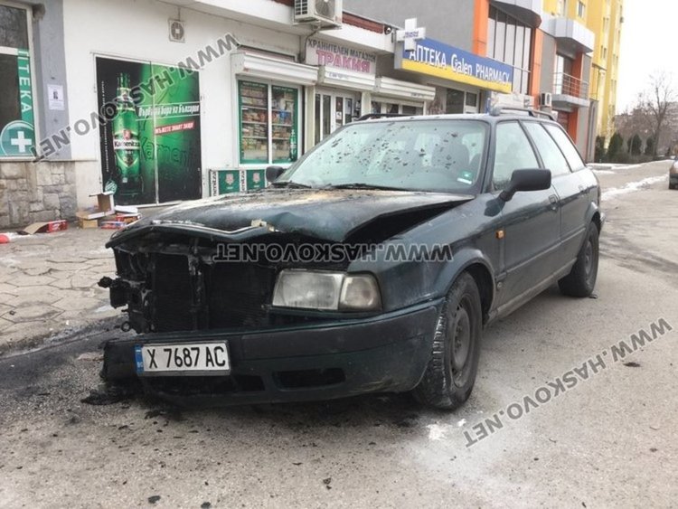 Ауди пламна пред магазин в Хасково