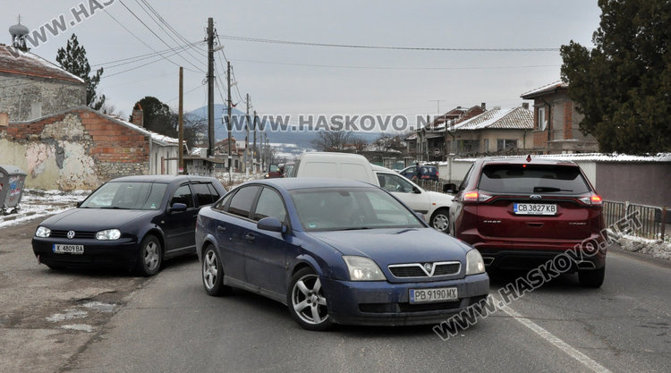 Блокираха пътя за "Маказа", в Конуш искат асфалт на улиците и вода