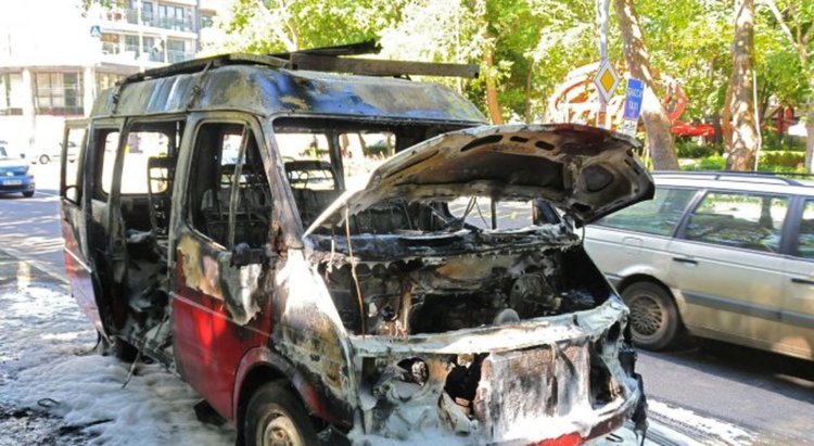 Микробус "Опел"изгоря на път за Кърджали