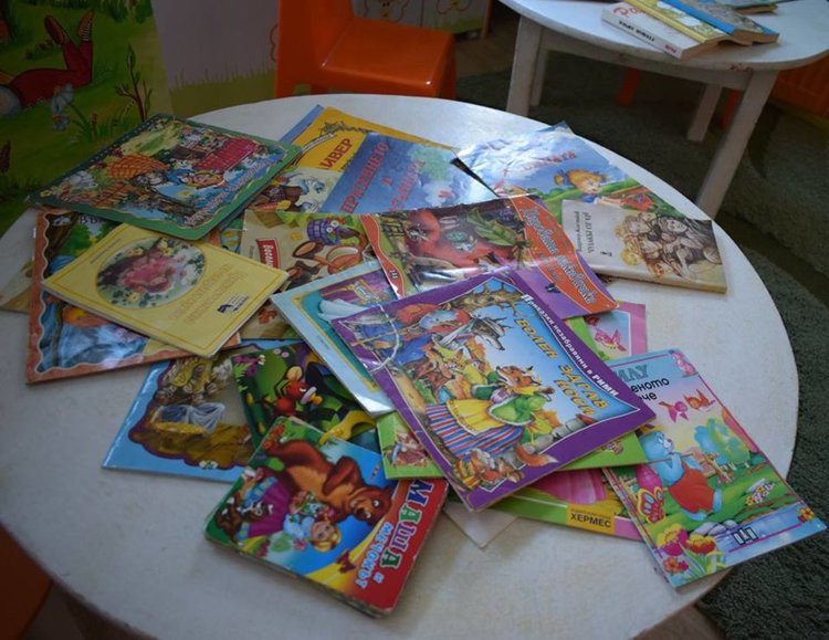 Книжки за децата в Лондон. Снимки: ГБ "Паисий Хилендарски".