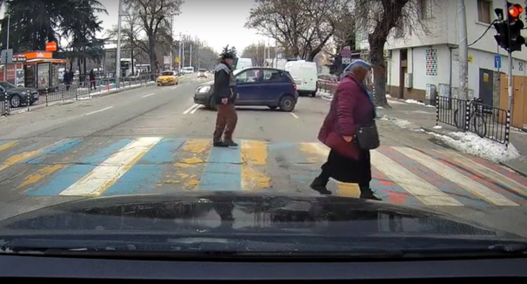 Читател: Нагъл шофьор маневрира до автогарата в Хасково (видео)