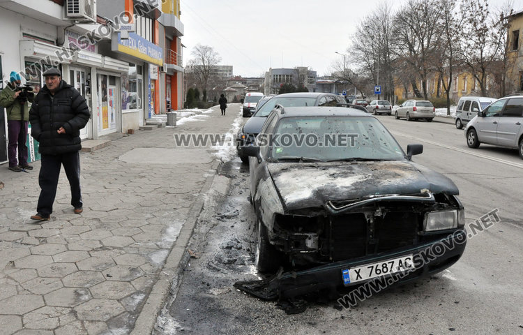 Ауди пламна пред магазин в Хасково
