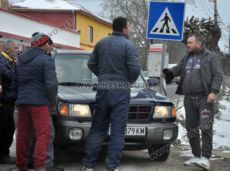 Блокираха пътя за "Маказа", в Конуш искат асфалт на улиците и вода
