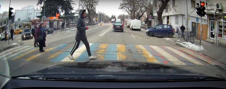 Читател: Нагъл шофьор маневрира до автогарата в Хасково (видео)