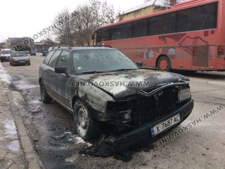 Ауди пламна пред магазин в Хасково