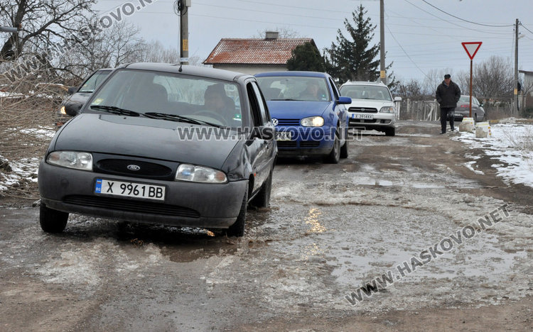 Блокираха пътя за "Маказа", в Конуш искат асфалт на улиците и вода