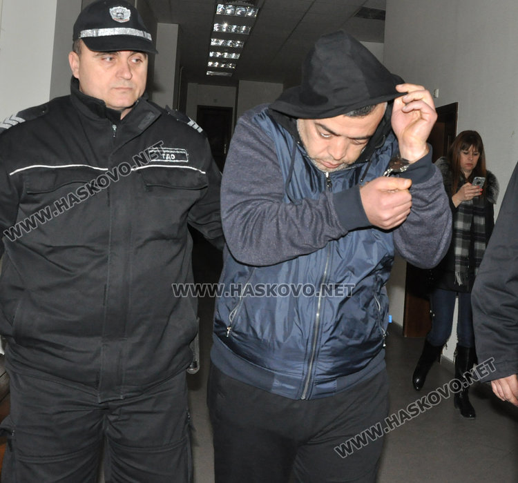 Задържаният шофьор на автобус с 35 кг екстази остава в ареста, натоварил го край Русе