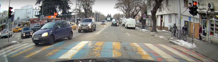 Читател: Нагъл шофьор маневрира до автогарата в Хасково (видео)