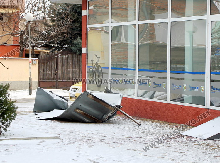 Премахнаха опасната метална обшивка от покрива на ОПДМЦ