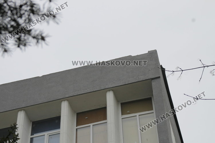 Премахнаха опасната метална обшивка от покрива на ОПДМЦ