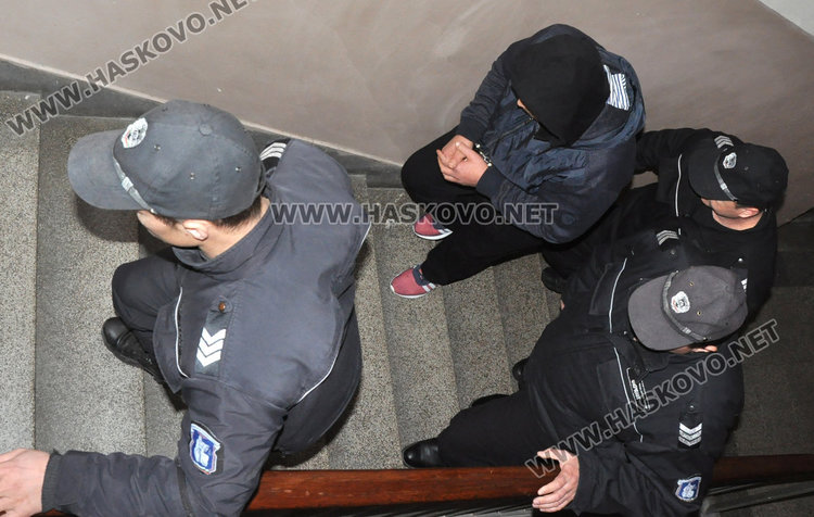 Задържаният шофьор на автобус с 35 кг екстази остава в ареста, натоварил го край Русе