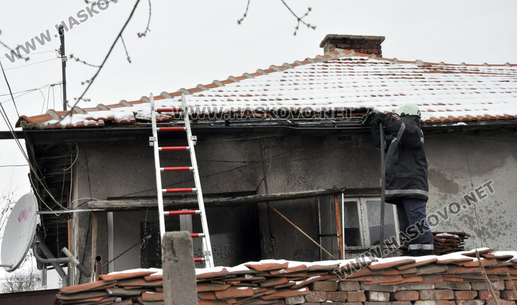 Горя къща в Хасково, стопанинът я запалил неволно