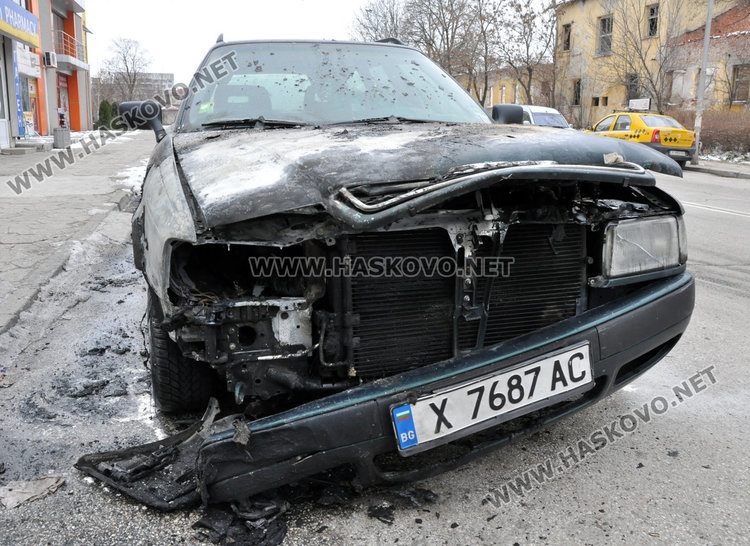 Ауди пламна пред магазин в Хасково