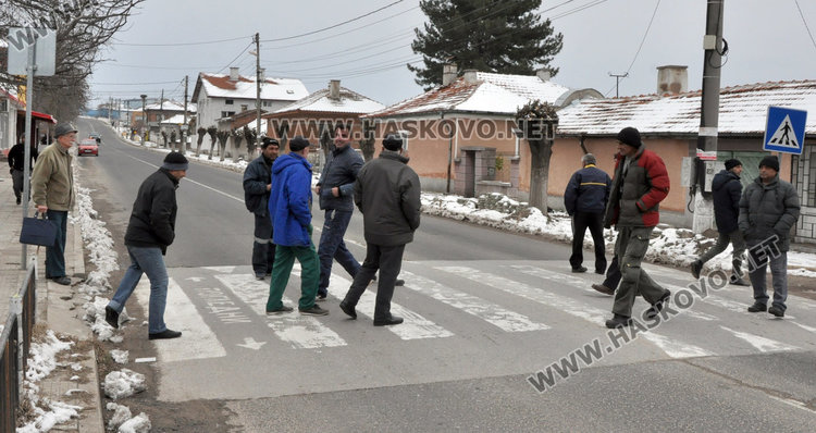 Блокираха пътя за "Маказа", в Конуш искат асфалт на улиците и вода