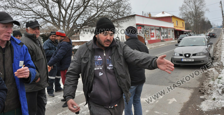 Блокираха пътя за "Маказа", в Конуш искат асфалт на улиците и вода