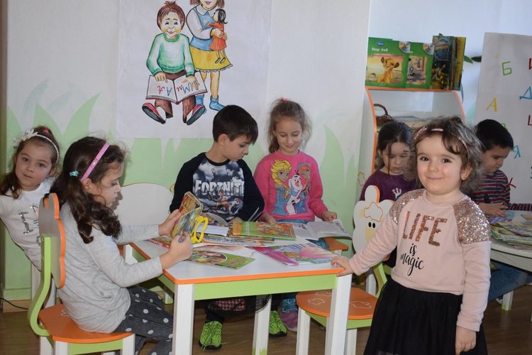 Децата бяха много щастливи и четоха откъси от своите любими книжки. Снимки: ГБ "Паисий Хилендарски".