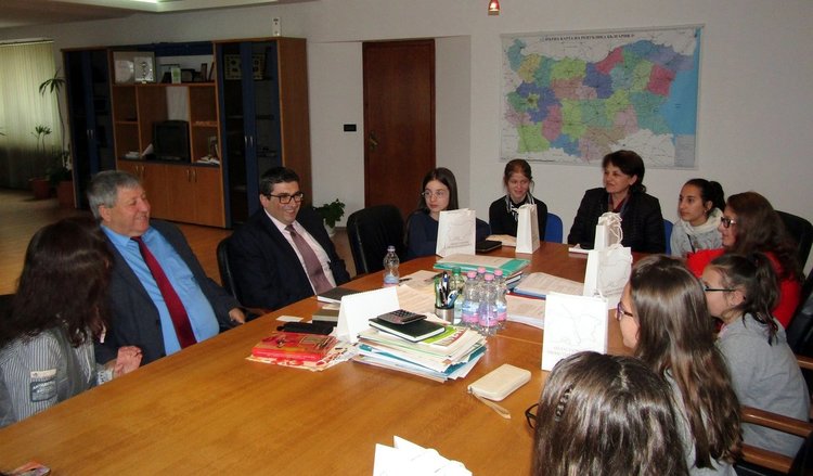 Ученици от училището в Търън гостуваха на областния управител на Смолян