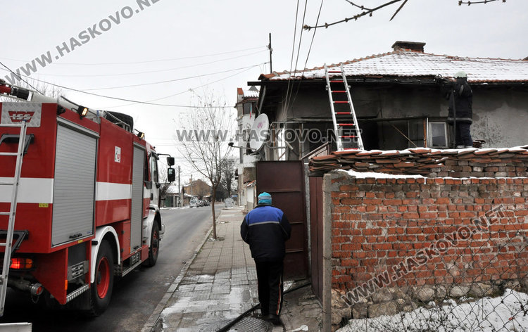 Горя къща в Хасково, стопанинът я запалил неволно