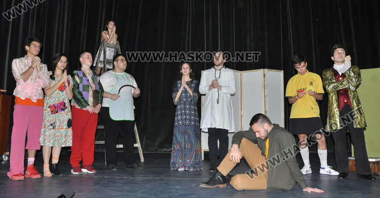 Да изиграеш гадняра в пиесата...