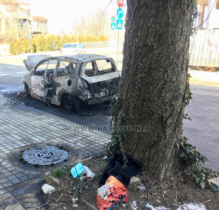 Лек автомобил се запали в движение и изгоря напълно тази нощ в Димитровград