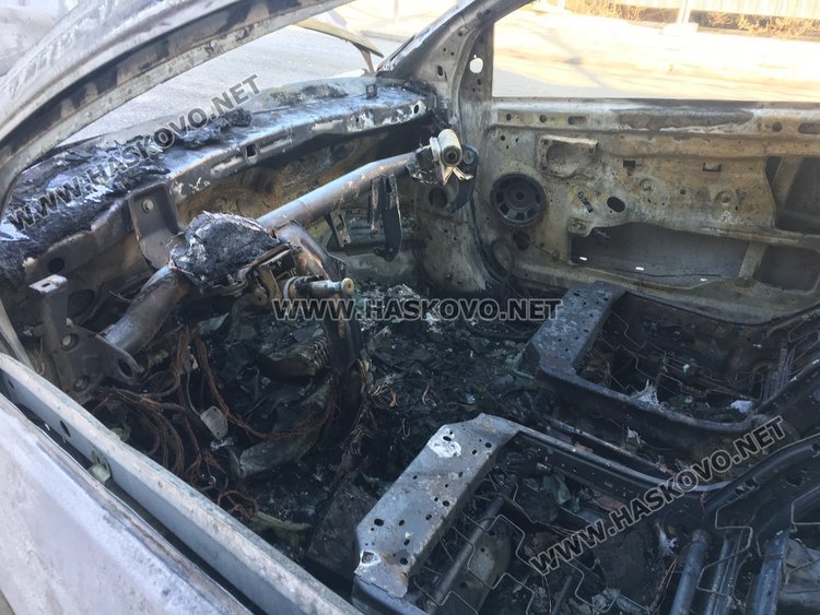 Лек автомобил се запали в движение и изгоря напълно тази нощ в Димитровград