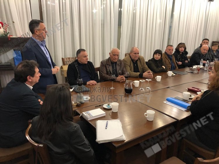 Кметът Хасан Азис показа новите лампи пред ротарианците , монтирането им в Кърджали започва до две седмици