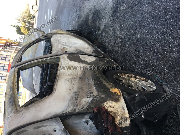 Лек автомобил се запали в движение и изгоря напълно тази нощ в Димитровград