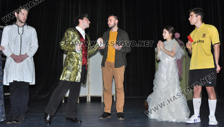 Да изиграеш гадняра в пиесата...