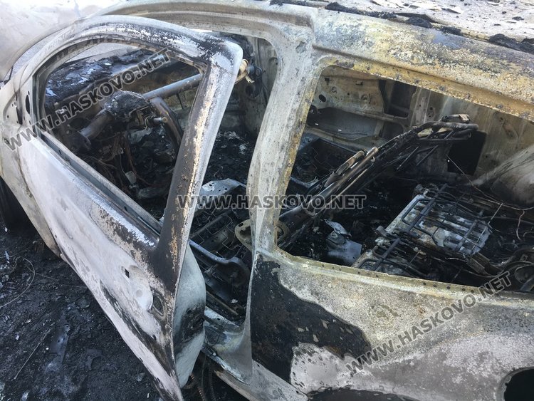 Лек автомобил се запали в движение и изгоря напълно тази нощ в Димитровград