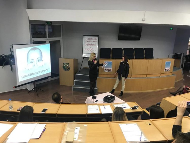 Тийнейджъри от цяла България дискутираха "Модерното и опасното днес" в Димитровград