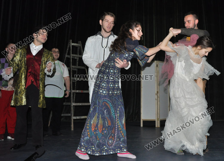 Да изиграеш гадняра в пиесата...