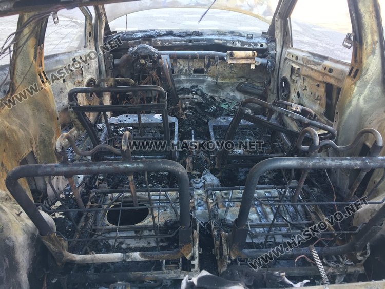 Лек автомобил се запали в движение и изгоря напълно тази нощ в Димитровград